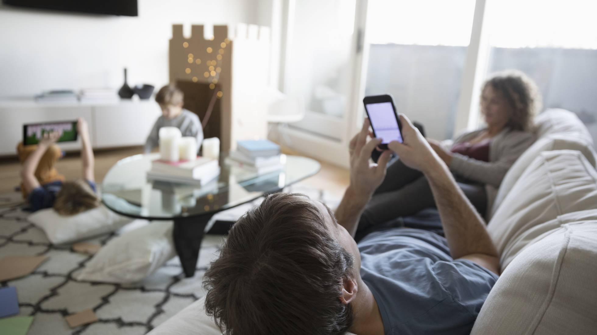 Un tercio de los padres admite no ser un “buen modelo” para sus hijos en el  uso del móvil | TICenFID